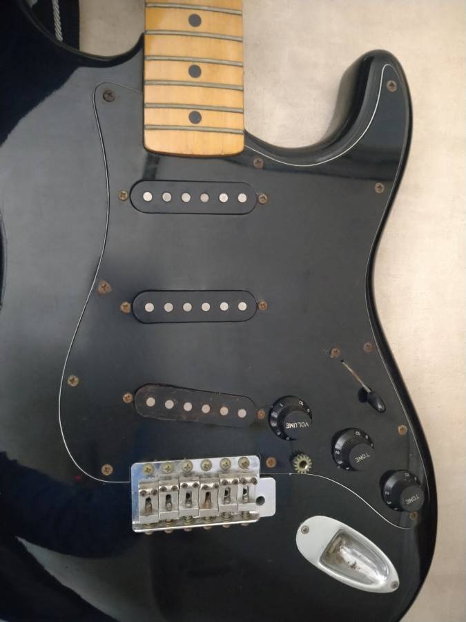 錆のある Fender ストラトキャスター　黒
