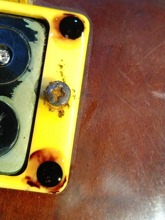 ネジに錆取り剤を垂らしてみる