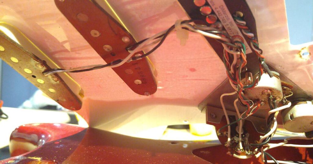 音が出ないギターの内部を開けて確認
